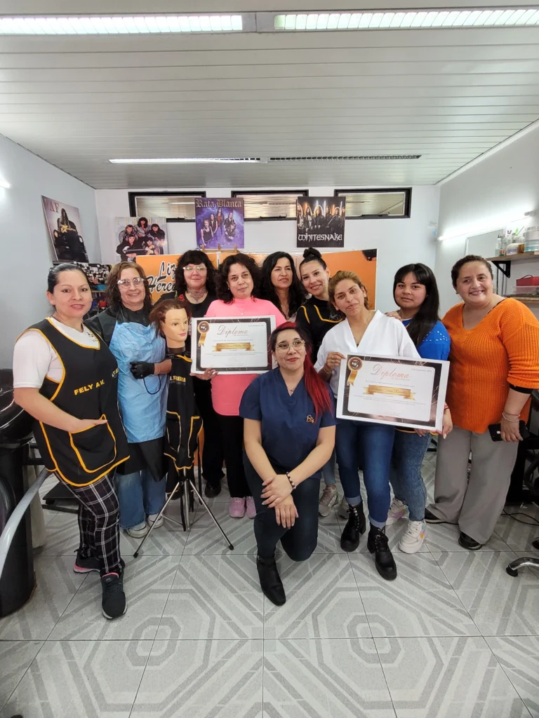 Egresadas del curso de peluquería de Liz Heredia Salón con su diploma
